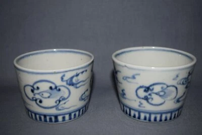 A pair of Blue & White Ko-Imari Cups (late 19 C) Flying Clouds and Mino-Kasa T36 - Image 1 of 4