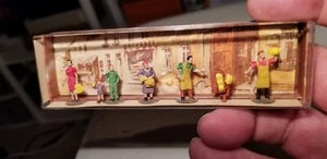 Merten HO Scale Banana Vendors and Customers 6 Figures # HO 2313 - Picture 1 of 2