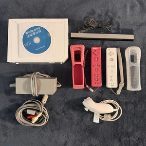 Consola Nintendo Wii Paquete 2 Mandos, Monja y Wii Deportes - Imagen 1 de 11