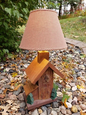Abajur de mesa Birdhouse madeira vermelho rústico cabana casa de campo tecido Gingham sombra - Imagem 1 de 4