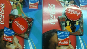 MASKOTTCHEN MIT KAPPE AUS COCA COLA ATHEN 2004 BEWEGUNGSNADEL - Bild 1 von 1