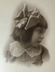 c 1911 Kind entzückend kleines Mädchen echtes Foto Postkarte RPPC Band süße Tochter - Bild 1 von 3