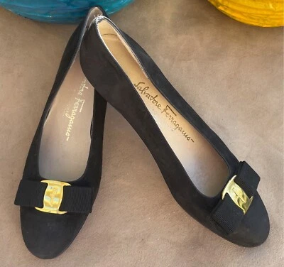 Salvatore Ferragamo Talla 6 B Vara Bow Pump Gamuza Negro Foto 1 de 4