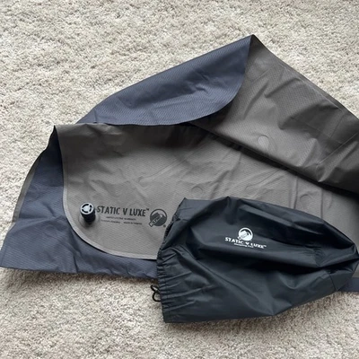 Almohadilla para dormir inflable Klymit aislada estática V Luxe para acampar, ligera Foto 1 de 4