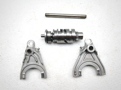 23-25 Can Am Outlander 500 Trasmissione Cambio Leva E Forche E Tamburo - Immagine 1 di 4