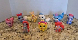 Lotto 9 Minifigure Disney Palazzo Principesse Animali PVC Panda Procione Cane Cavallo - Foto 1 di 6