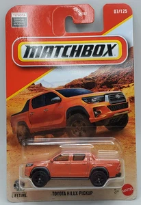Coches Matchbox 2022 camioneta Toyota Hilux naranja #07 - Imagen 1 de 2