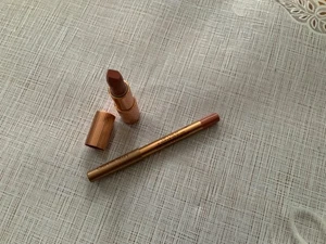 CHARLOTTE TILBURY LIP CHEAT RE-SHAPE & RE-SIZE LIP LINER PILLOW TALK + Lippenstift. - Bild 1 von 3