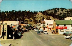 ESTES PARK, COLORADO - BUSY ELKHORN AVENUE - VINTAGE POSTCARD - Picture 1 of 2