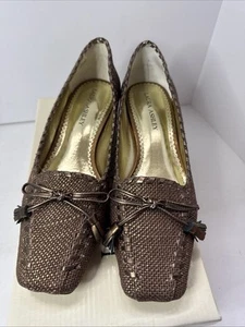 Laura Ashley taglia 7,5 Billy gattino tacco punta quadrata marrone fiocco pompa - Foto 1 di 5