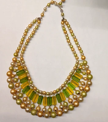 Collar Babero De Colección Verde Claro y Crema Imitación Pera Verde Lima y Amarillo Cuentas Lucita Foto 1 de 4