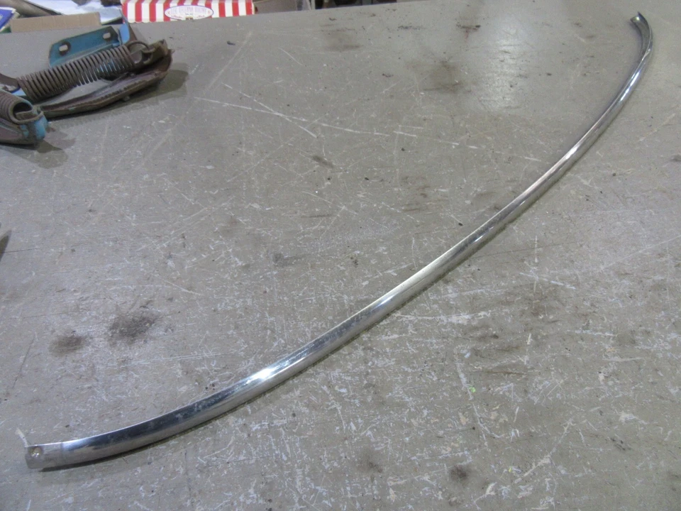 Ford Mainline Customline 1956 parabrisas delantero exterior moldura borde superior Foto 1 de 4