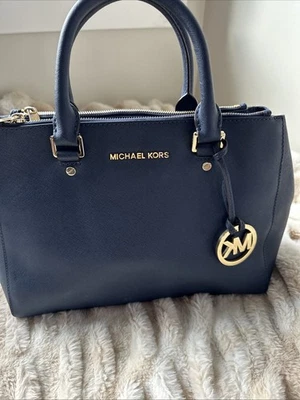 Cartera Michael Kors Sutton Mediana de Cuero Saffiano en Azul Marino (al por menor 329.99) Foto 1 de 4