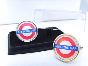 GEMELOS MIND THE GAP UNDERGROUND BR BRITISH RAILWAYS INSIGNIA PARA HOMBRE - Imagen 1 de 1