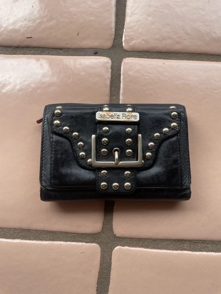 Cartera sin asas Isabella Fiore de cuero negra con tachuelas doradas triple pliegue Foto 1 de 4