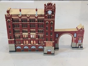 Colección HAWTHORNE Holiday Village BUDWEISER BREWHOUSE OBRA MAESTRA EDICIÓN #2 - Imagen 1 de 22