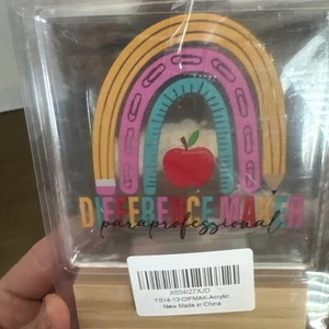 Cavalletto da scrivania in acrilico paraprofessionisti DIFFERENCE MAKER. Ottimi regali per uomo/donna - Foto 1 di 2