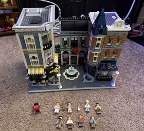LEGO (10255) Expert Assembly Square Modular W/ Minifigures No Instructions