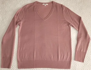 Suéter UNIQLO Cuello en V Ligero Lana Merino Rosa Talla L (Oficina Preppy) - Imagen 1 de 10