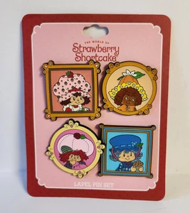 Juego de 4 prendedores de tarta corta fresa personajes juego de prendedores de solapa auténtico nuevo - Imagen 1 de 3