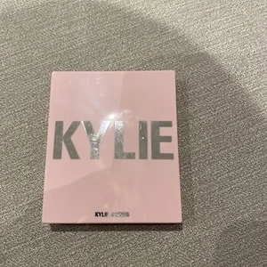 Kylie Jenner Kylighter Pressed Illuminating Powder 050 Cheers Darling, New - Picture 1 of 4