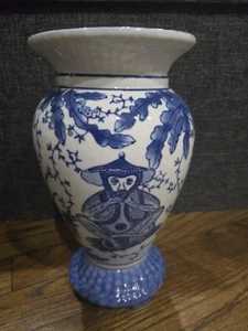 FINE CHINESE  PORCELAIN BLUE AND WHITE TALL VASE MONKEY/LEAVES DESIGN - Picture 1 of 7