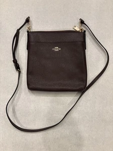 Coach North South Swingpack Crossbody Bag Burgandy Gold Hardware Zip Authentic - Picture 1 of 6