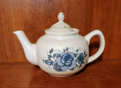 Tetera de seis tazas blanca con flores azules Foto 1 de 4