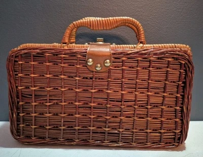 Pequeña cesta de picnic rectangular de mimbre con asas y pestillo Foto 1 de 4