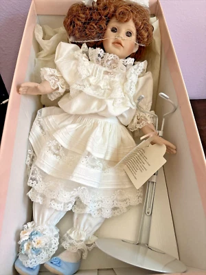 1990 Dolls by Pauline Edición Limitada 17" Muñeca Georgianna Vestido Blanco Rizos Foto 1 de 4