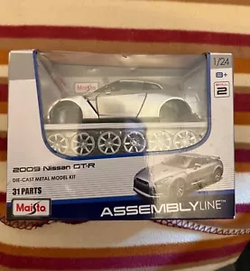 MAISTO 2009 SILVER NISSAN GT-R R35 ASSEMBLY LINE DIE-CAST MOREL KIT 1/24 BNSIB - Picture 1 of 2