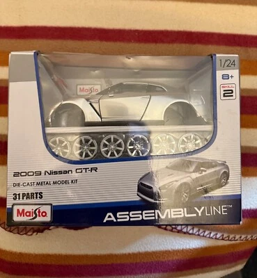 MAISTO 2009 SILVER NISSAN GT-R R35 ASSEMBLY LINE DIE-CAST MOREL KIT 1/24 BNSIB - Image 1 of 2