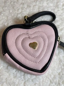 Betsey Johnson Reißverschluss 5" x 4" kleines Herz Geldbörse Clutch pink schwarz - Bild 1 von 4