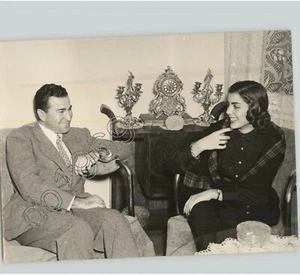 Mann & Frau bei einem Geschäftstreffen in Istanbul, Türkei.  Vintage Pressefoto PIX - Bild 1 von 2