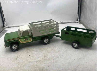 Camión de granja Chevy de estaca diecast verde blanco Nylint con remolque Foto 1 de 4