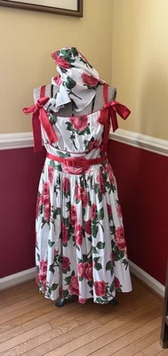 XL 1950 Solero en Rosas Rojas de Vixen por Micheline Pitt Foto 1 de 4