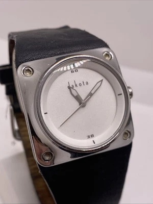 Reloj Dakota Mujer Tono Plateado Cuero Negro Usado Funciona Batería Nueva Foto 1 de 4
