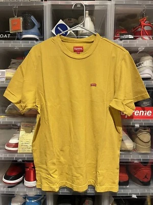 Supreme F/W 2017 | Camiseta de piqué con logotipo de caja pequeña | Oro amarillo | M | Camiseta Foto 1 de 3