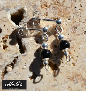 Pendientes de tachuelas. Pendientes de tachuelas de plata esterlina hechos en Australia con ónix negro. - Imagen 1 de 5