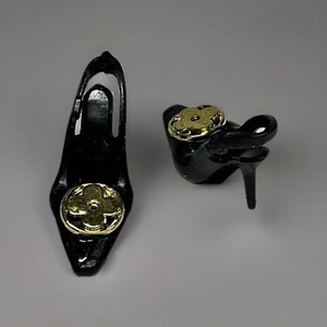 MODELO MUSA & Fits ZAPATOS MUÑECA BARBIE Negro Cerrado Punta Punta Tacones Altos Logo Dorado - Imagen 1 de 3