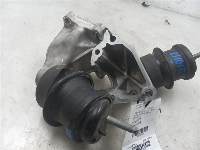 Suportes de motor Lexus IS200T LH e RH 2016 - Imagem 1 de 4