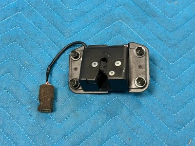 Cierre de bloqueo de puerta levadiza Toyota Land Cruiser Lexus LX470 69350-60120 1998-2007 FABRICANTE DE EQUIPOS ORIGINALES Foto 1 de 4