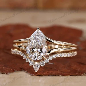 Anello di fidanzamento set sposa moissanite taglio pera 2,30 ct placcato oro giallo 14 carati - Foto 1 di 12