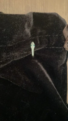 Pendiente de aro Huggie con ojos de serpiente esmeralda de diamante único de 14K - oro amarillo macizo Foto 1 de 3