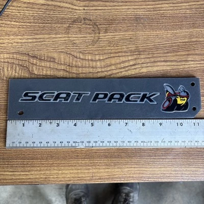 CARGADOR ORIGINAL DODGE 18-24/PAQUETE CHALLENGER SCAT EMBLEMA/INSIGNIA TRASERA 68614195AA Foto 1 de 2