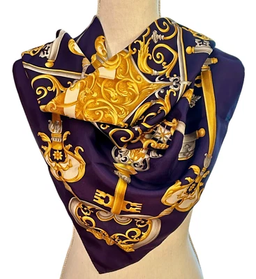 Llaves Bufanda Seda Lancel 34" Cuadradas Barrocas Hechas en Italia Oro Púrpura Enrolladas a Mano Foto 1 de 4