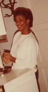 Hermosa mujer afroamericana sonriente escena de cocina cocina casera años 80 - Imagen 1 de 3