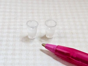 Par de vasos de leche de plástico FA miniatura, medio llenos: casa de muñecas escala 1:12 - Imagen 1 de 1