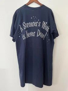 T-shirt Disney Vintage Fantasia Stregone Osfo Wdw Taglia GRATIS STREGONE TOPOLINO - Foto 1 di 7