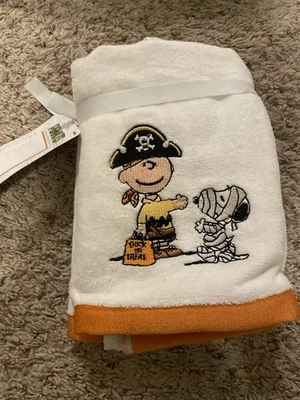 Peanuts Halloween 2 hand towels Charlie Brown snoopy bath bathroom 16 x 26 new - Image 1 of 3